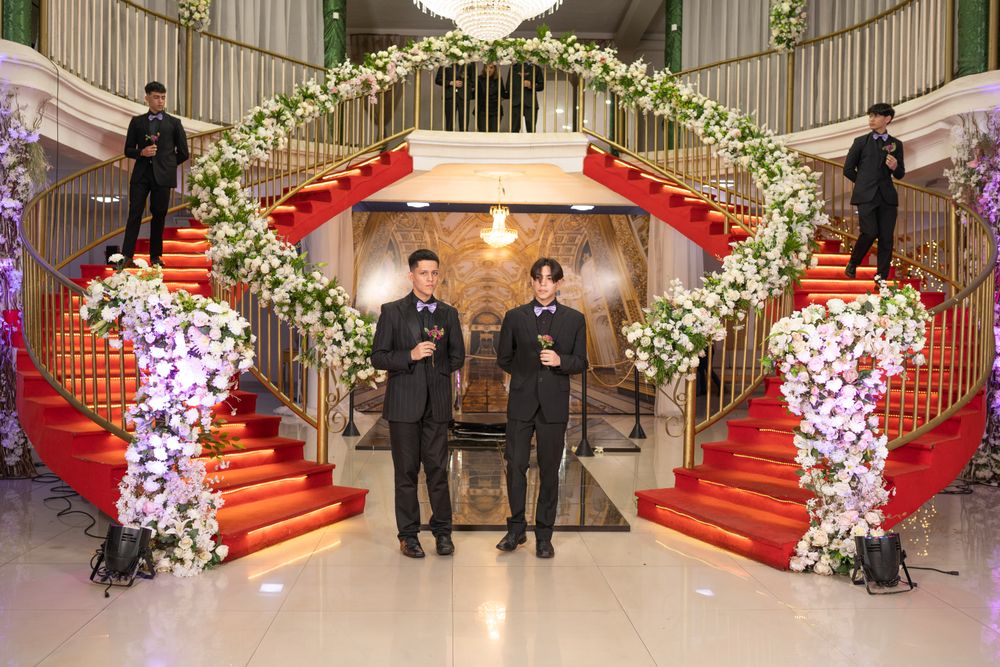 Suasana acara formal dengan tangga merah dan dekorasi