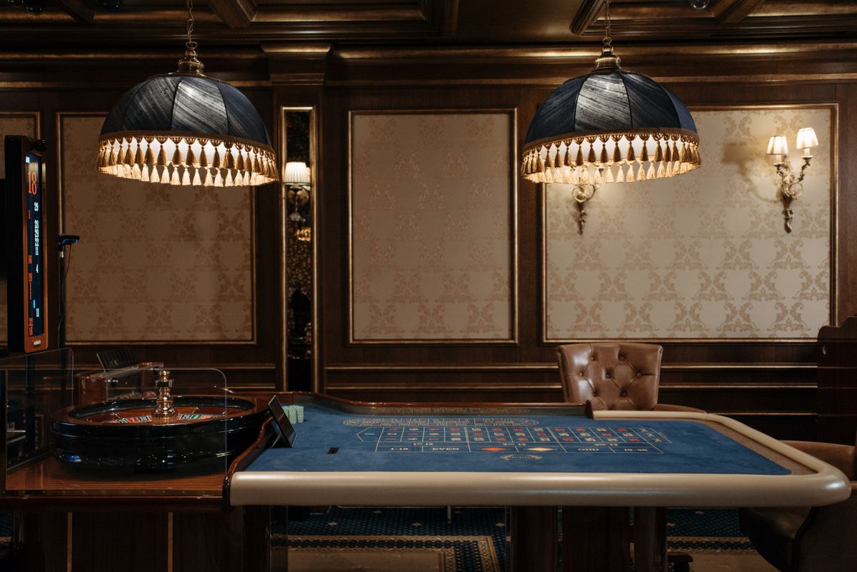 Interior casino dengan meja roulette
