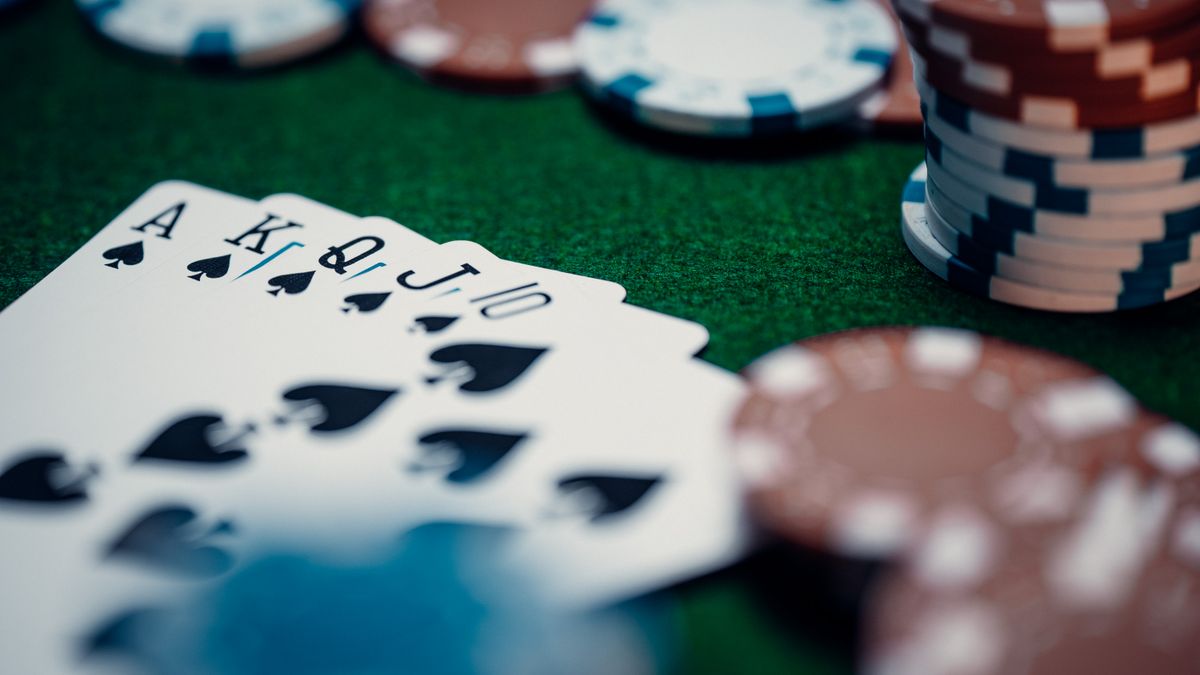 Kartu poker royal flush dan chip