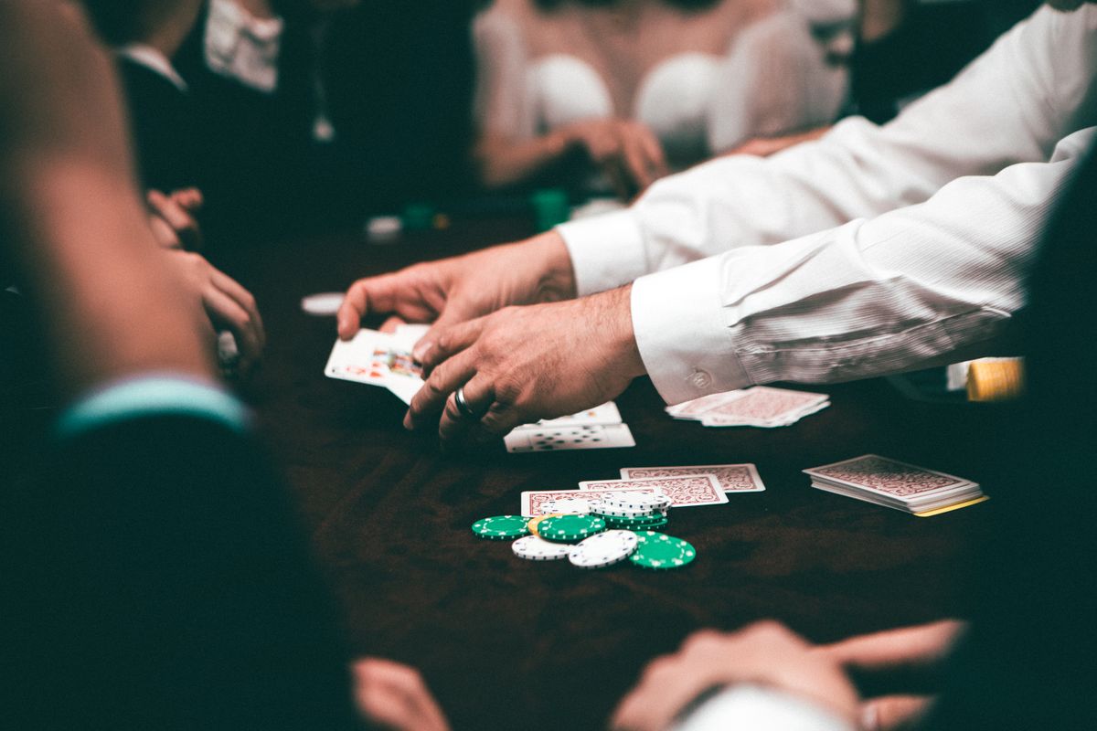 Permainan poker dengan kartu dan chip di meja