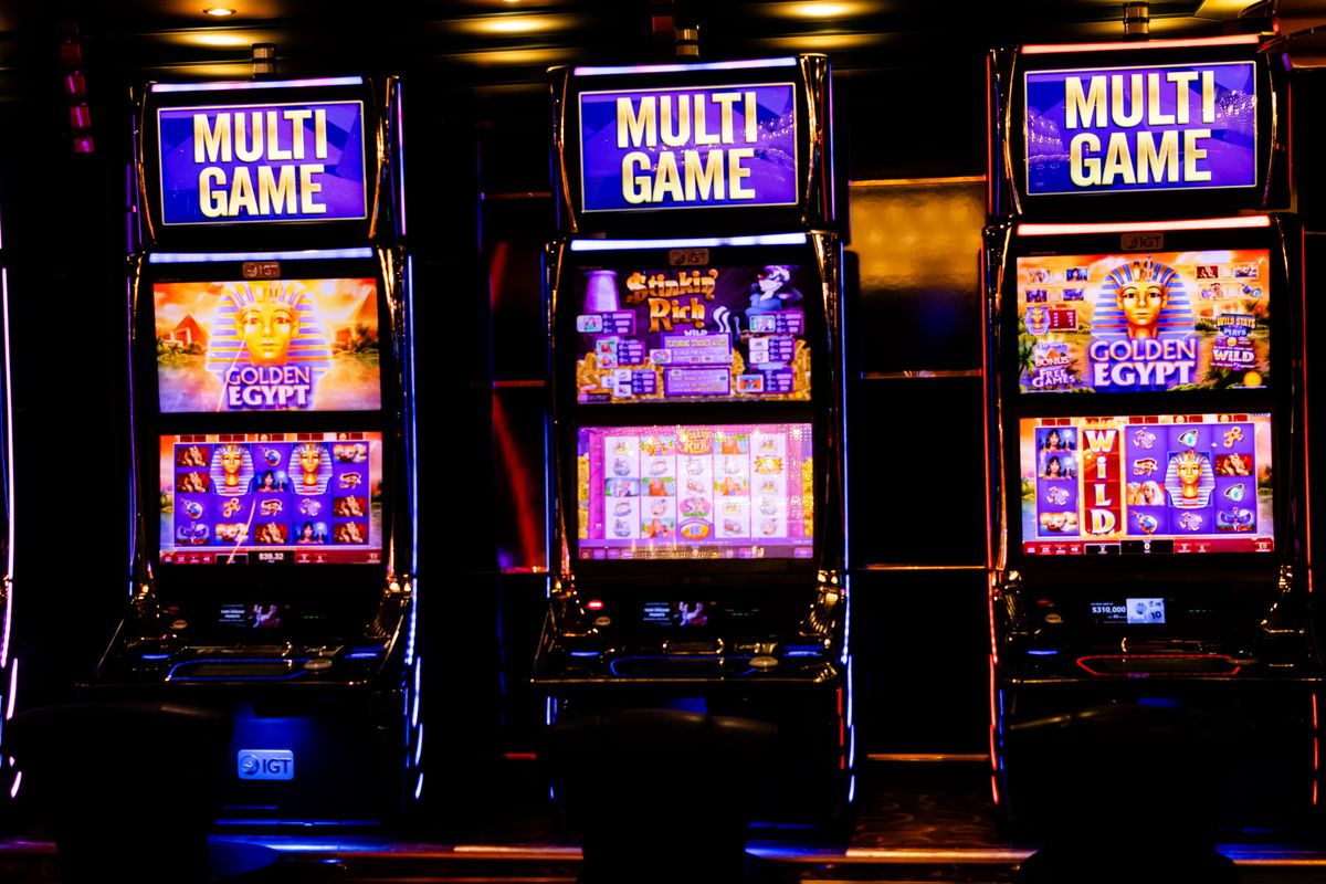 Mesin slot kasino dengan layar berwarna