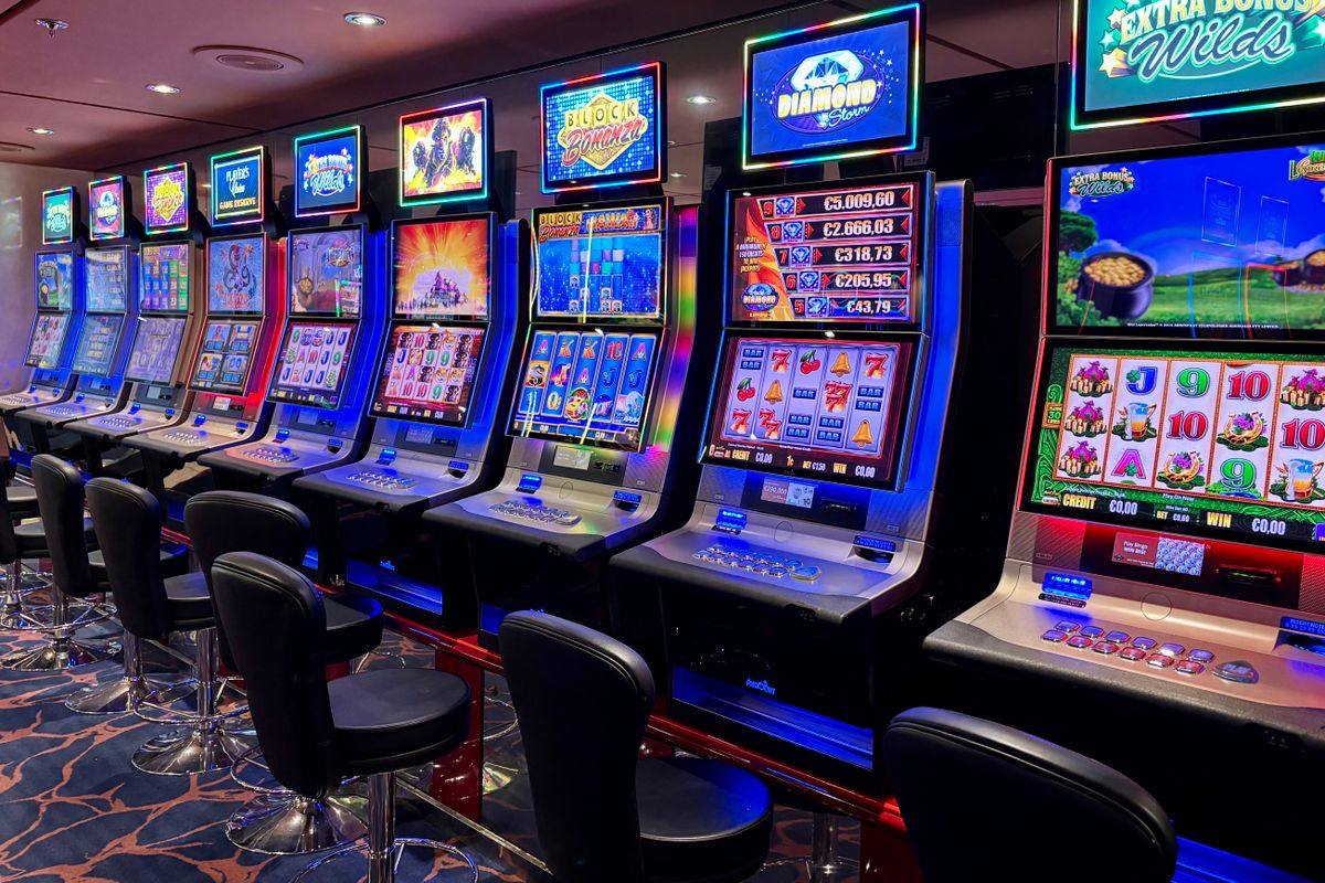 Layar mesin slot dengan simbol warna-warni